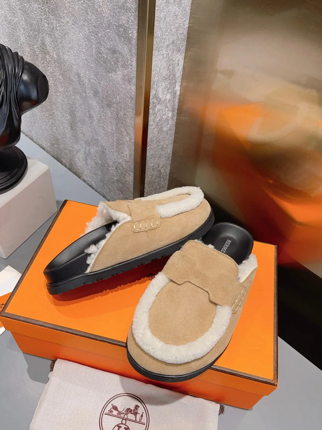 [H Family Hermès] P: 520💰 Size: Male 39-44 (45 customized) Female 35-40 (41 customized) HERMES Hermès top luxury version HERMES Hermès cute half-drag.  Jindian’s family language design! It looks good no matter how you match it! Casual and high-end feeling. The comfort is also great. Paired with various colorful socks, it gives a trendy and high-end feeling. The top version of real wool is high quality. ●Upper: imported cow suede. ●Inner: imported sheepskin. ●Foot pads: imported mixed sheepskin.